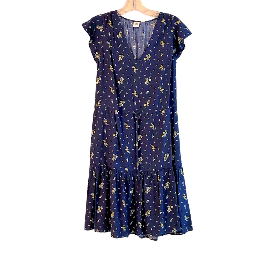 NWT- Gap Floral Print, Flutter Sleeves V-Neck w/ ruffled hemline
